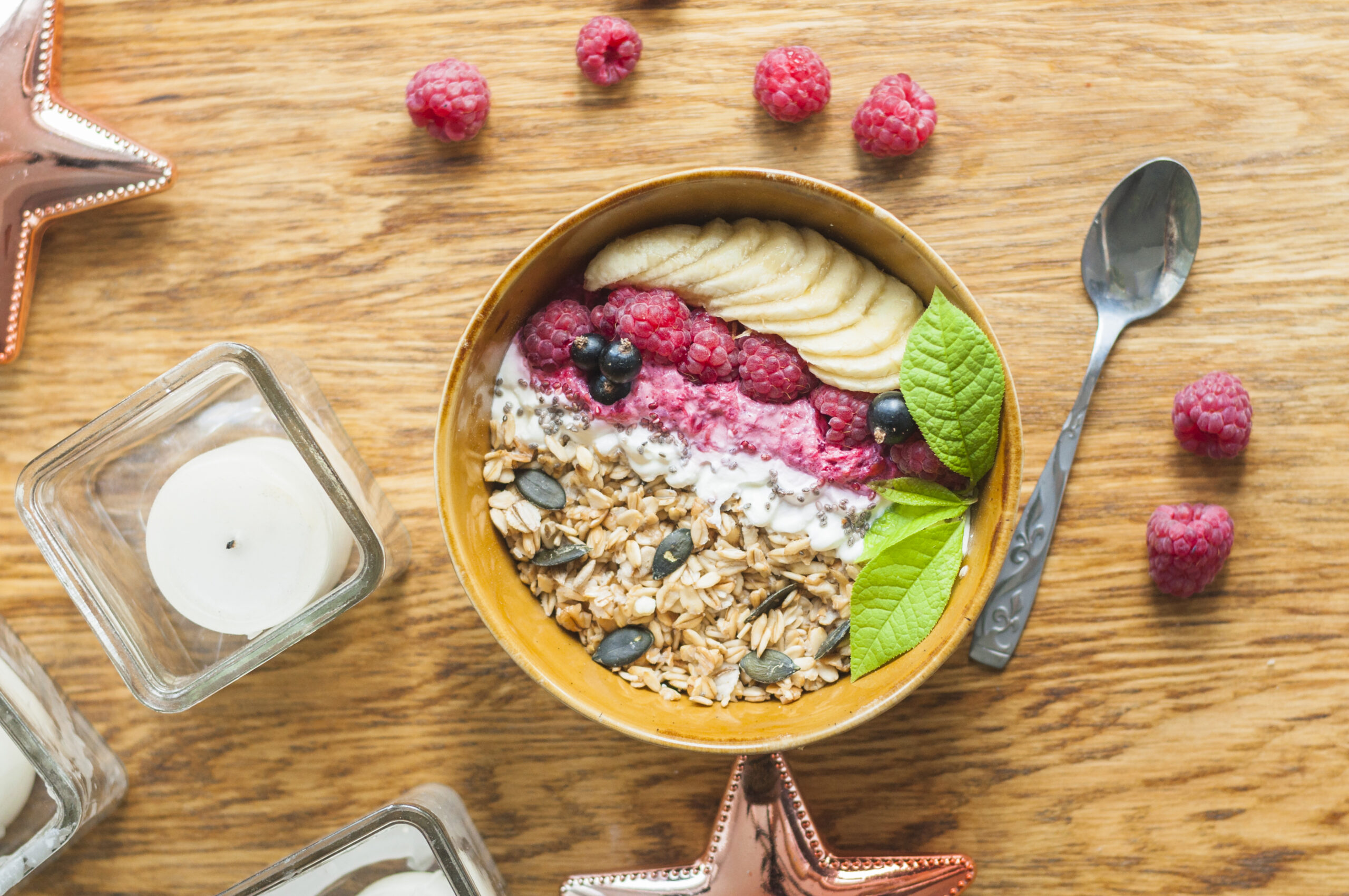 bowl-healthy-oatmeal-with-banana-fresh-berries-wooden-table
